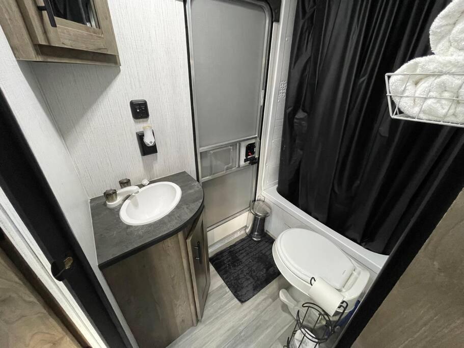ניו בראונפלס Rv Located On Private Property, Providing Access To The Guadalupe River, Accommodates Up To 5 Guests מראה חיצוני תמונה