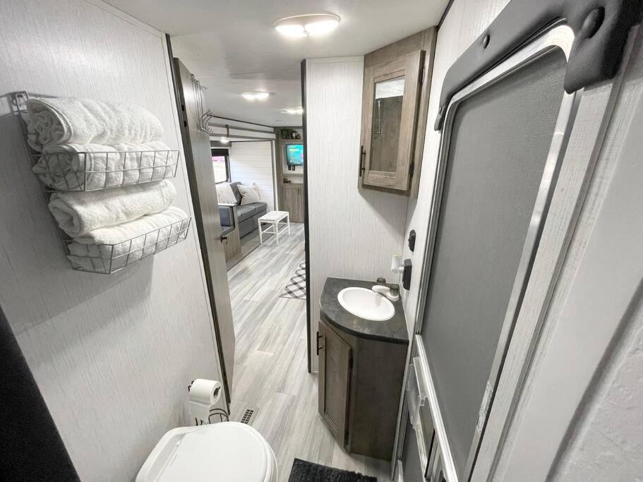 ניו בראונפלס Rv Located On Private Property, Providing Access To The Guadalupe River, Accommodates Up To 5 Guests מראה חיצוני תמונה