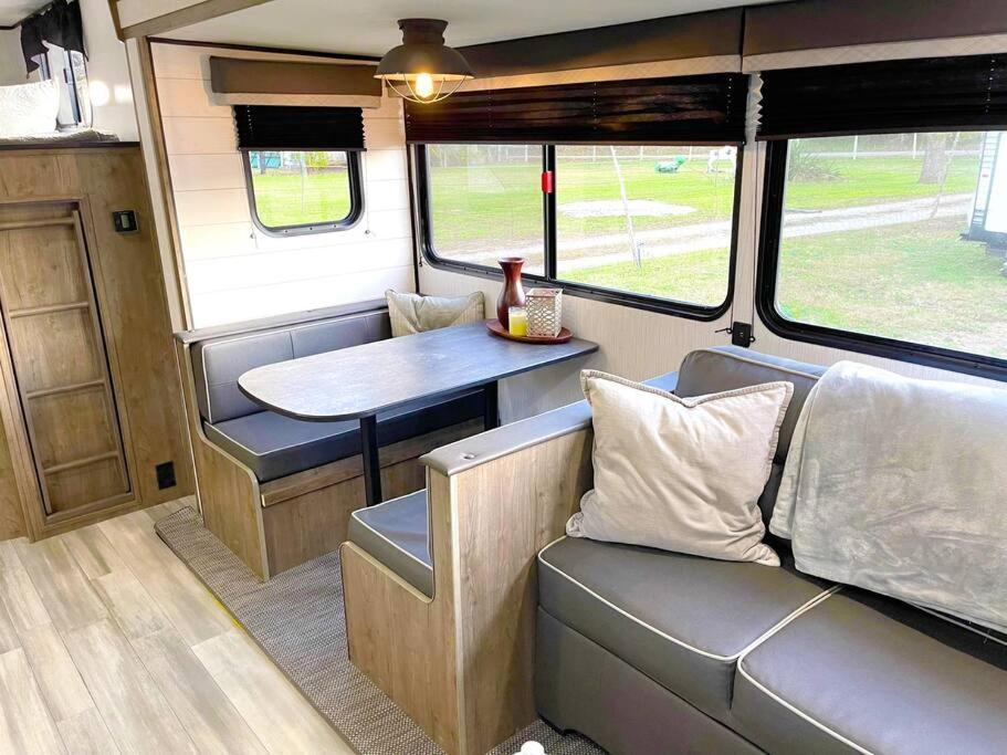 ניו בראונפלס Rv Located On Private Property, Providing Access To The Guadalupe River, Accommodates Up To 5 Guests מראה חיצוני תמונה