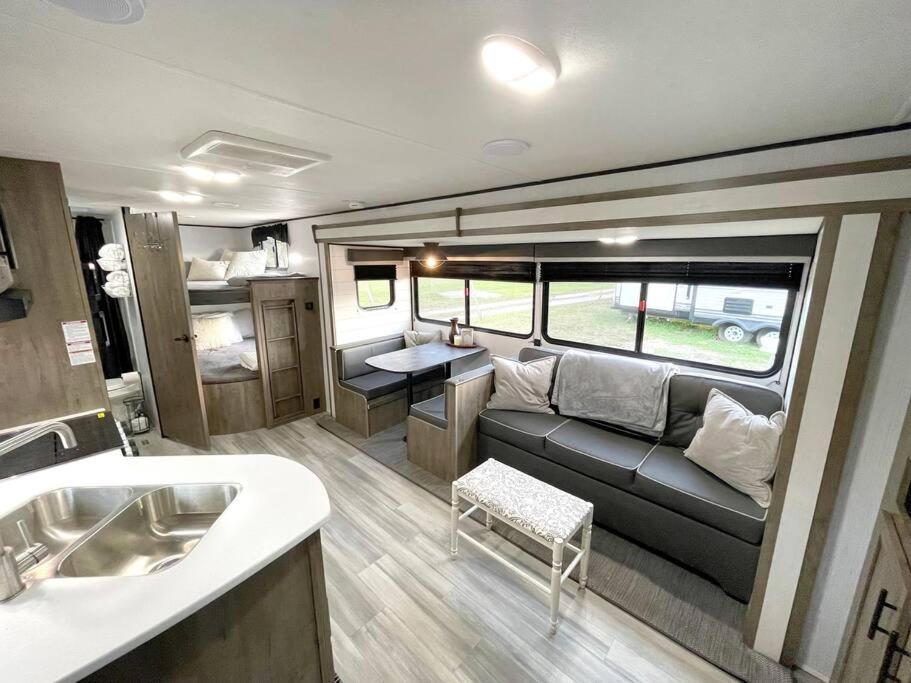 ניו בראונפלס Rv Located On Private Property, Providing Access To The Guadalupe River, Accommodates Up To 5 Guests מראה חיצוני תמונה